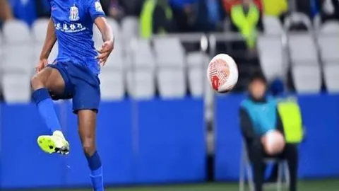 郑钦文替身历时3小时逆袭巴西选手，英勇奋战创佳绩 九派报道